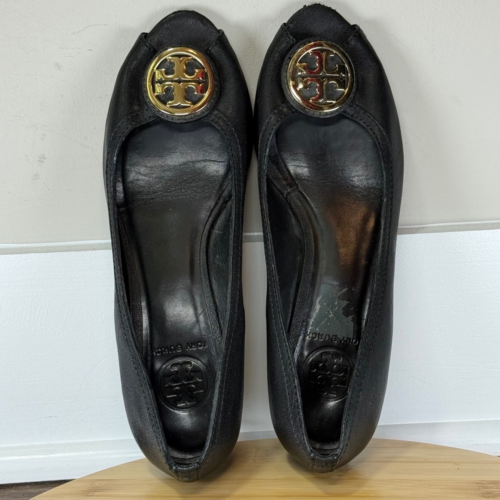 Tory Burch Sally Wedge Pump Women 8.5 Black Peep Toe Gold Logo Medallion - Picture 6 of 9